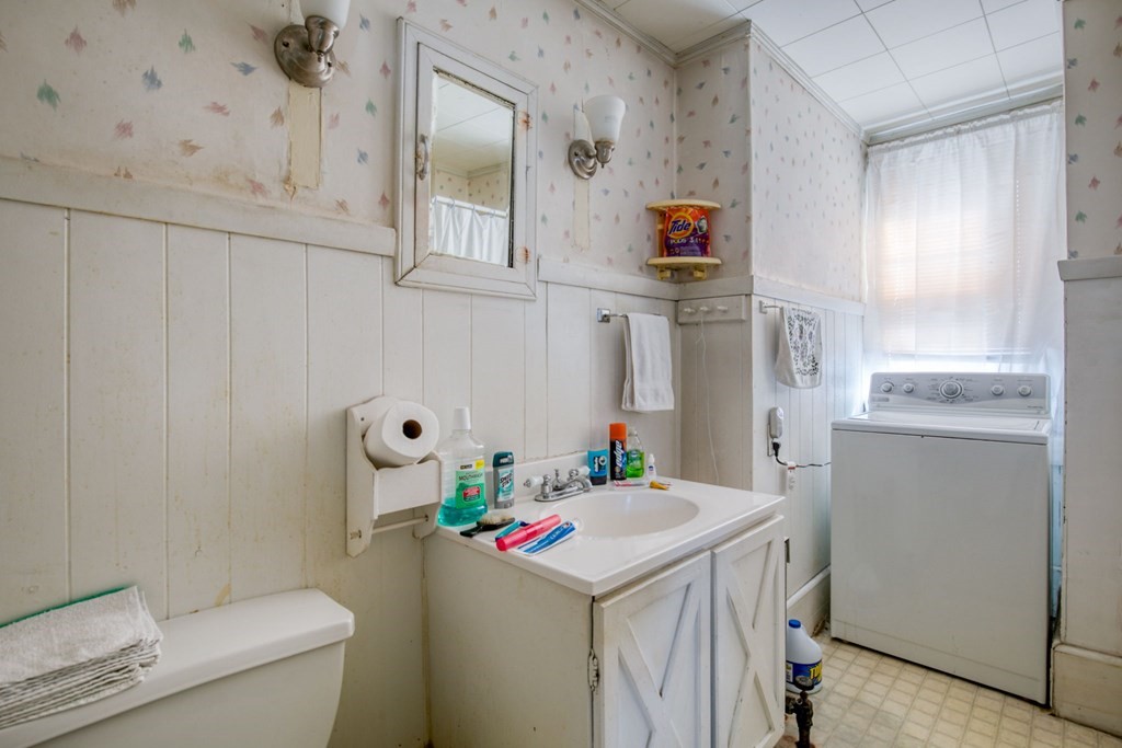 2129 Northampton Street Holyoke, MA 01040 - Photo 21 of 25 a bathroom with a sink toilet vanity and tub