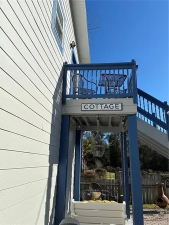 a view of entryway with a balcony