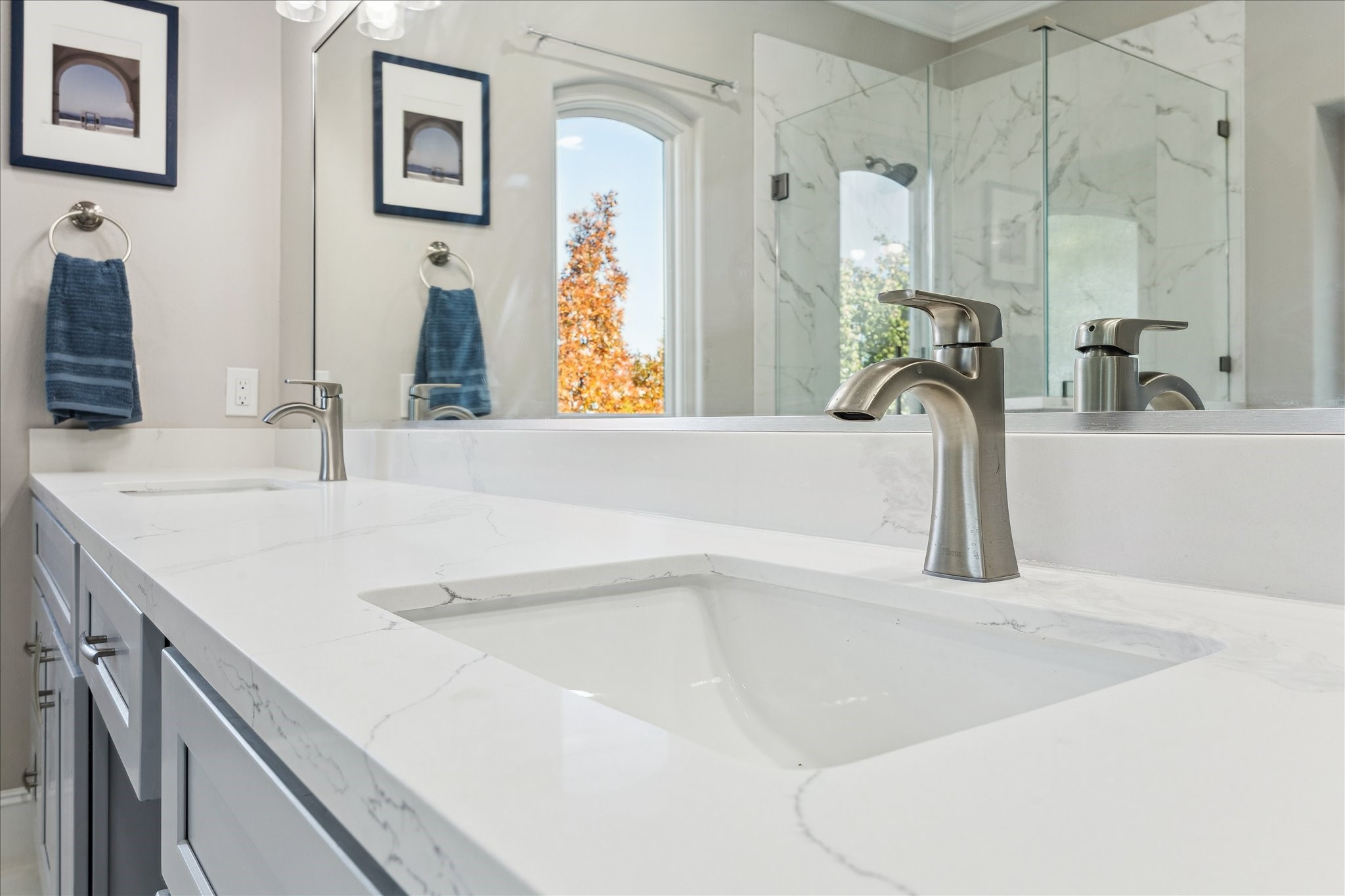 4701 Inker Street Houston, TX 77007 - Photo 32 of 45 a bathroom with a bathtub and a sink