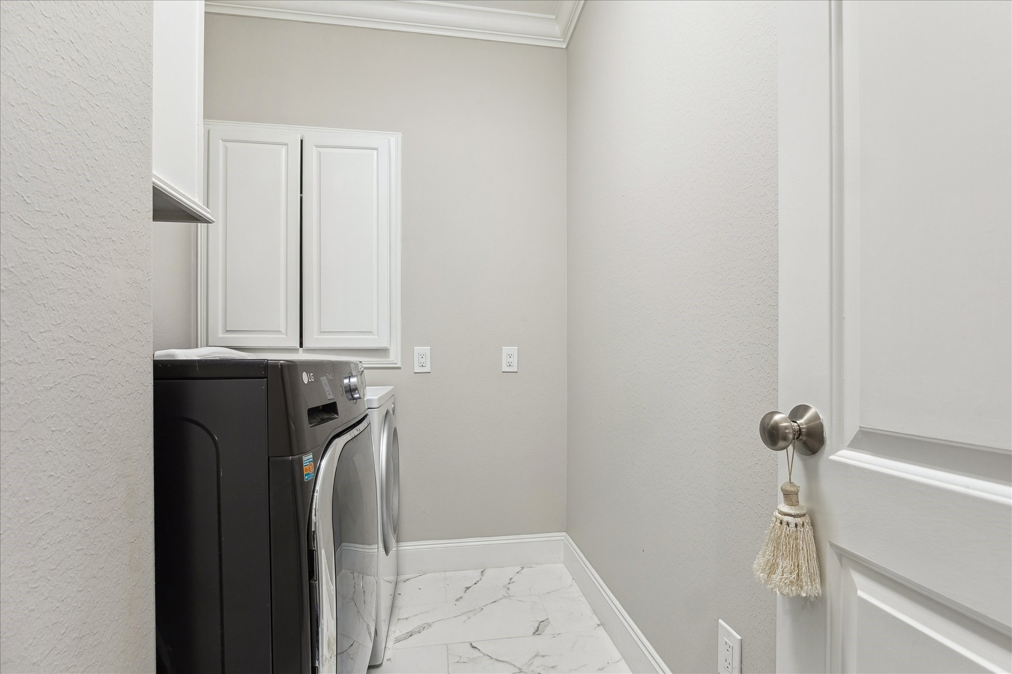 4701 Inker Street Houston, TX 77007 - Photo 36 of 45 a view of a bathroom with a shower
