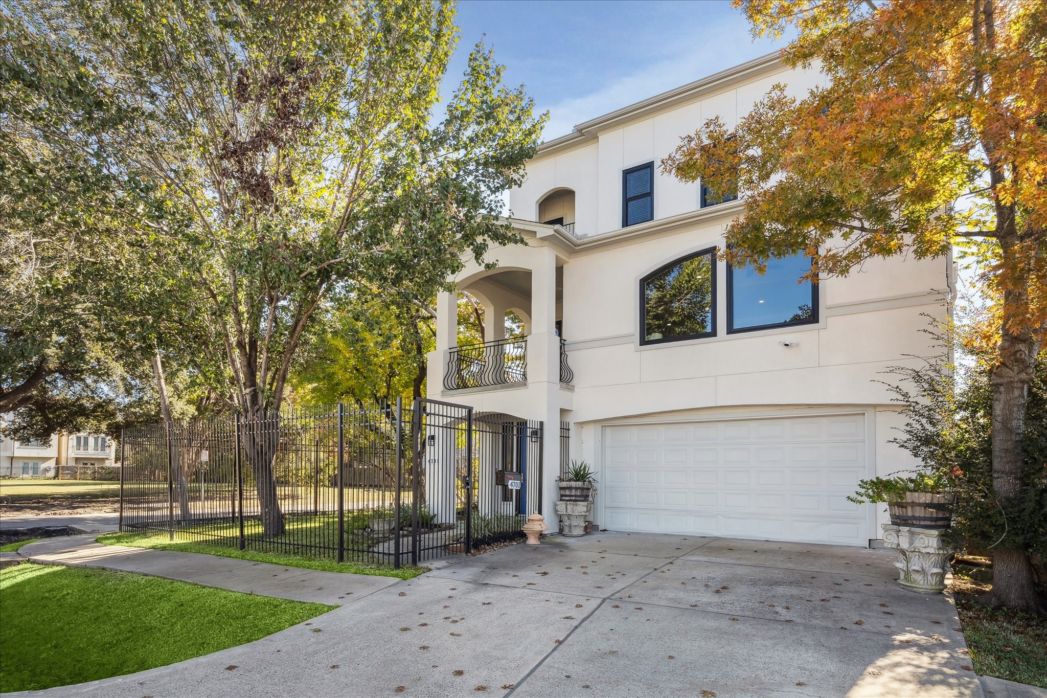 4701 Inker Street Houston, TX 77007 - Photo 45 of 45 front view of a house with a yard