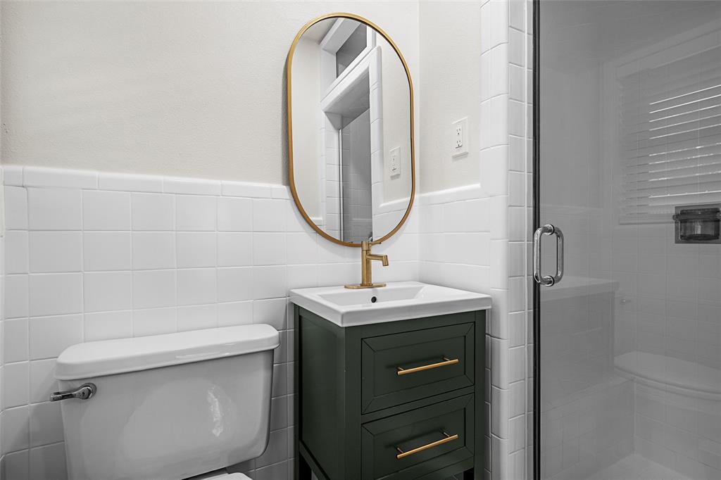 5201 Pine Avenue Waco, TX 76710 - Photo 21 of 33 a bathroom with a toilet sink and mirror