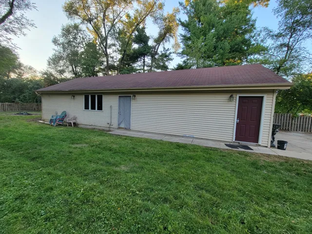 $3,100 | 338 North Pleasant Drive, Schaumburg, IL 60194
