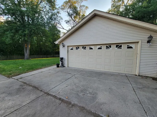 $3,100 | 338 North Pleasant Drive, Schaumburg, IL 60194