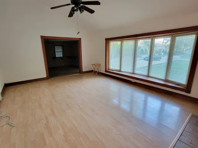 $3,100 | 338 North Pleasant Drive, Schaumburg, IL 60194