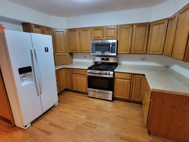 $3,100 | 338 North Pleasant Drive, Schaumburg, IL 60194