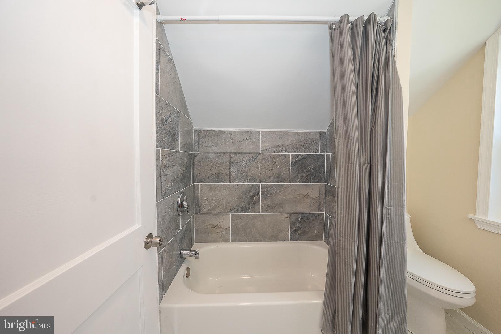 632 Merion Avenue Upper Darby, PA 19082 - Photo 49 of 84 a bathroom with a bathtub and a toilet