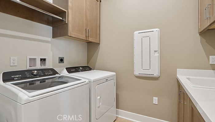 18318 Mystic Court Riverside, CA 92508 - Photo 10 of 47 a utility room with dryer and washer
