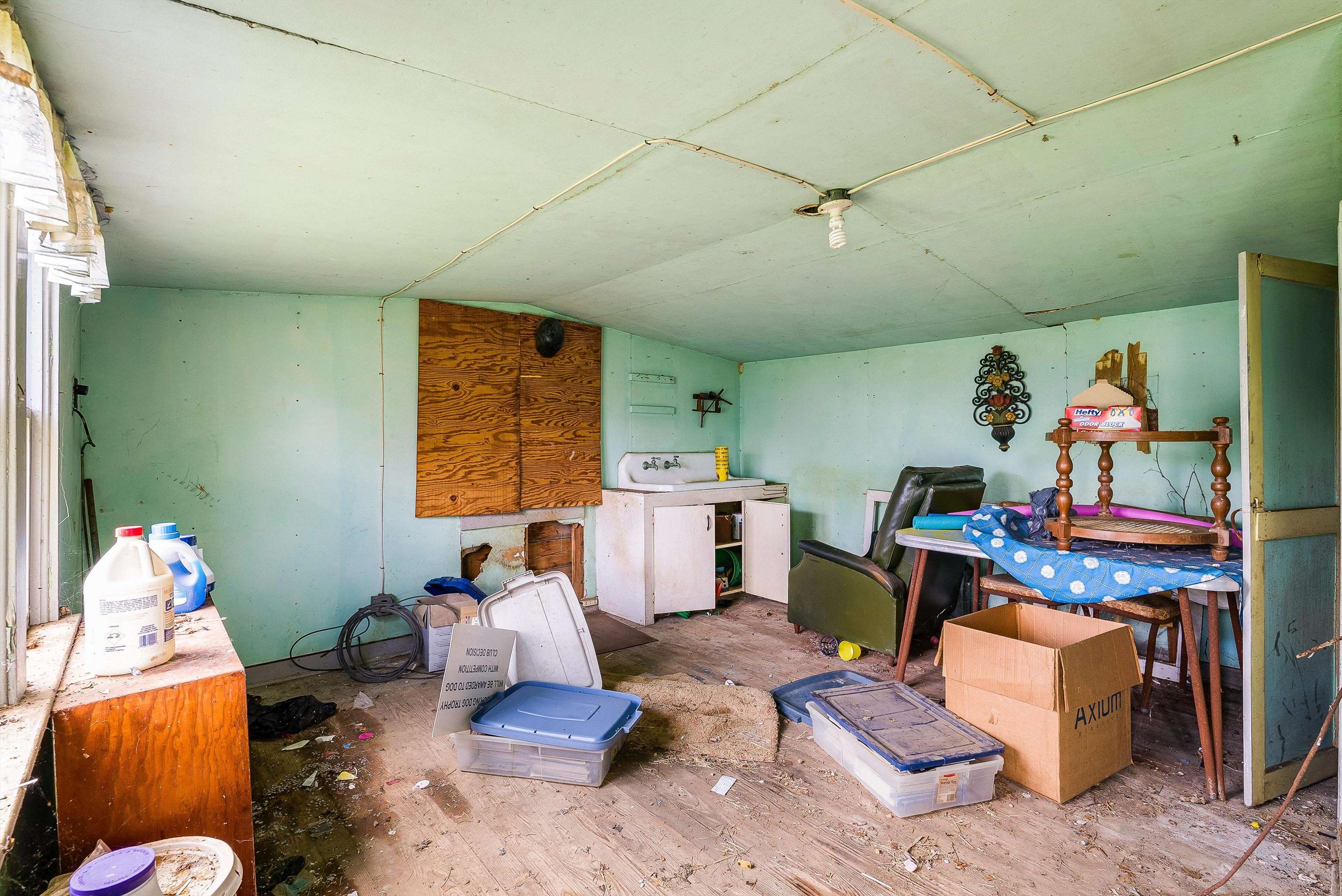 6507 East Point Road Elkton, VA 22827 - Photo 34 of 39 a living room with furniture and a rug
