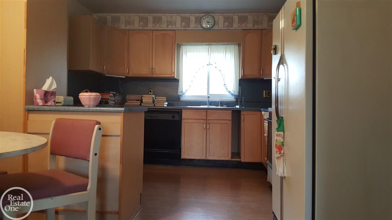 332 Michelson Road Rochester, MI 48307 - Photo 7 of 10 31308643-6.JPG