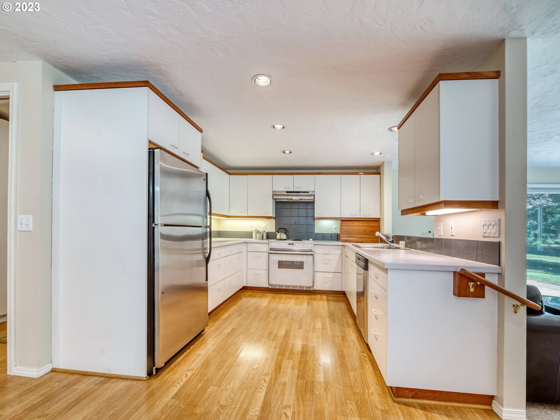 40176 York Lane Springfield, OR 97478 - Photo 12 of 48 a large kitchen with a center island and stainless steel appliances