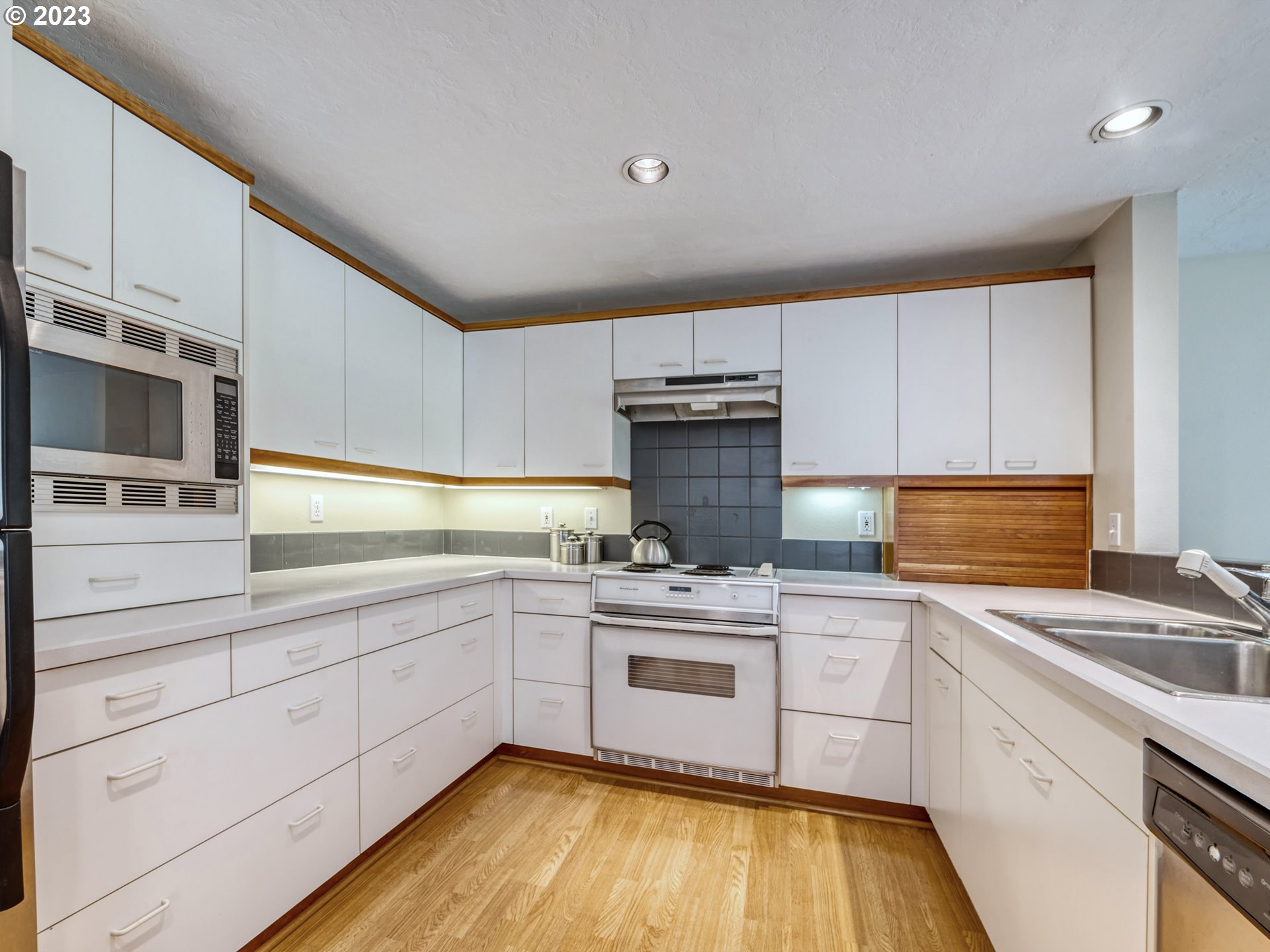 40176 York Lane Springfield, OR 97478 - Photo 13 of 48 a kitchen with a sink and cabinets