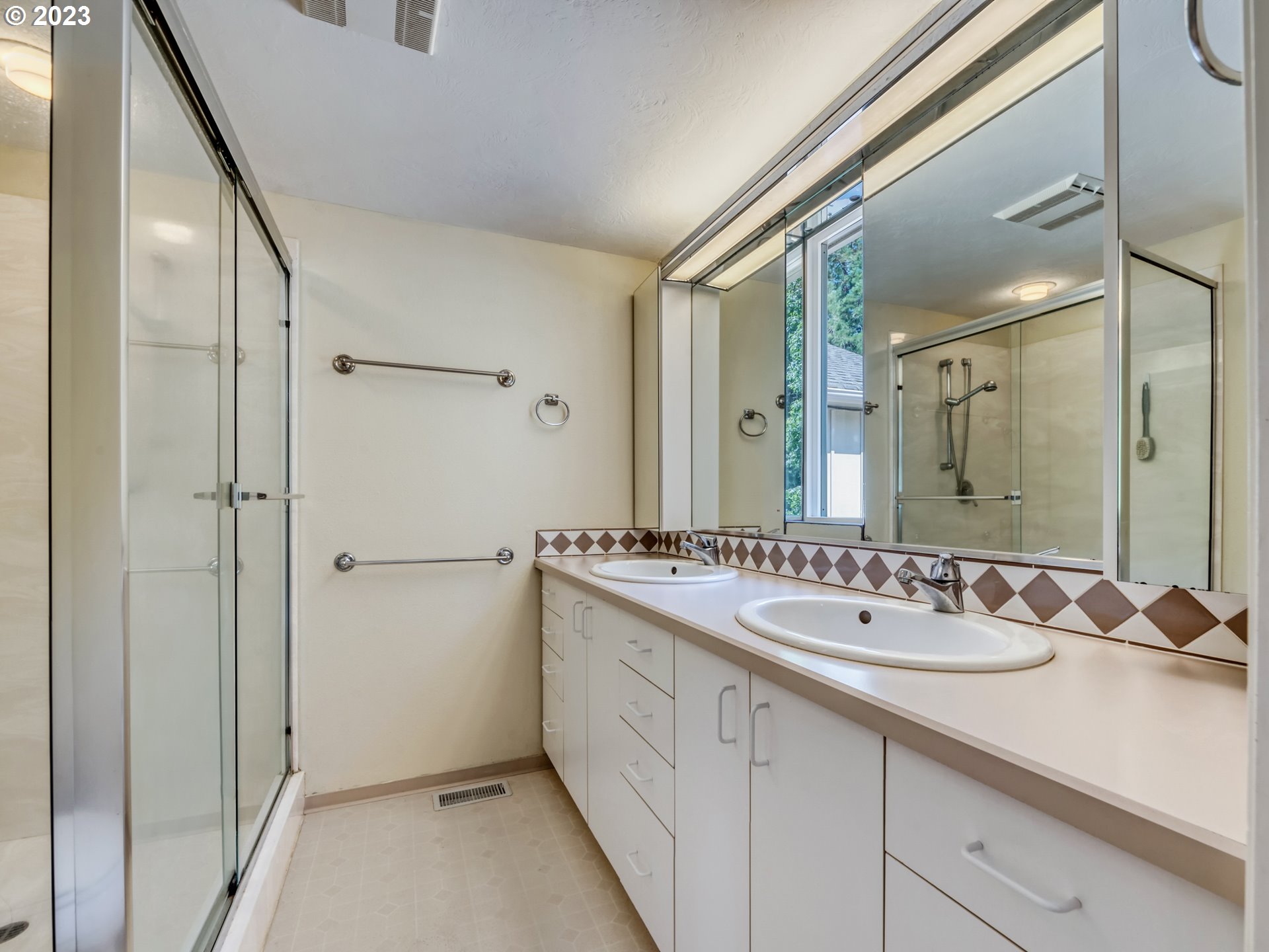 40176 York Lane Springfield, OR 97478 - Photo 27 of 48 a bathroom with a double vanity sink mirror and double