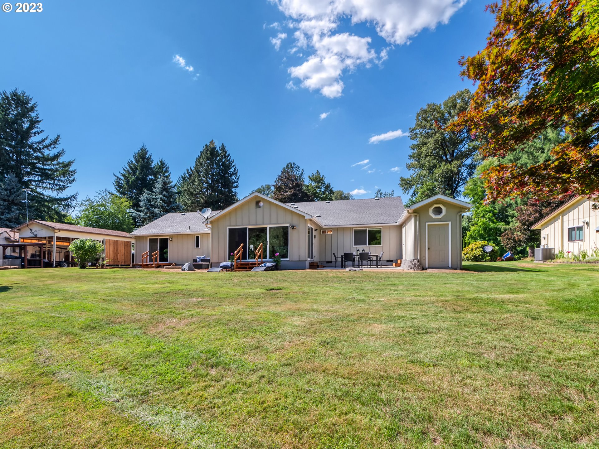 40176 York Lane Springfield, OR 97478 - Photo 40 of 48 a front view of a house with a garden