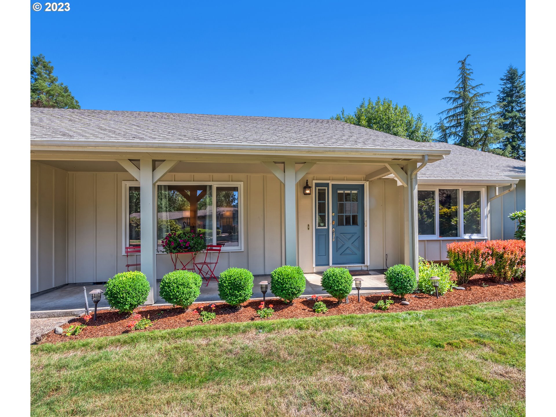 40176 York Lane Springfield, OR 97478 - Photo 4 of 48 a front view of a house with a yard