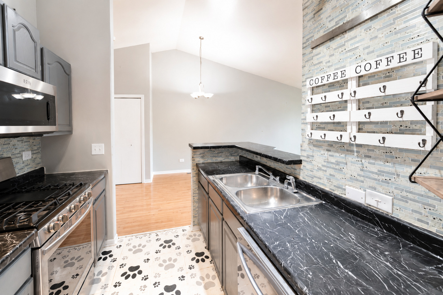 812 Maple Lane Wheeling, IL 60090 - Photo 8 of 18 Gallery Image 8