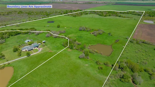 a view of a tennis court