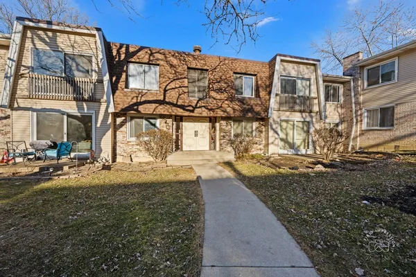 $215,000 | 2924 Roberts Drive, Unit 8, Woodridge, IL 60517