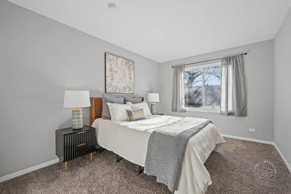 $215,000 | 2924 Roberts Drive, Unit 8, Woodridge, IL 60517