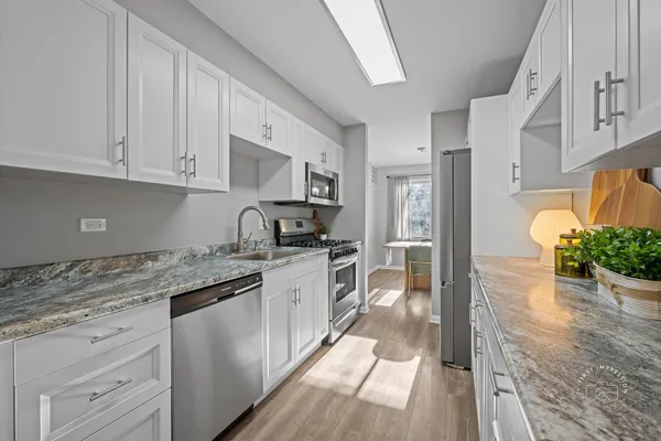 $215,000 | 2924 Roberts Drive, Unit 8, Woodridge, IL 60517