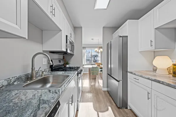 $215,000 | 2924 Roberts Drive, Unit 8, Woodridge, IL 60517