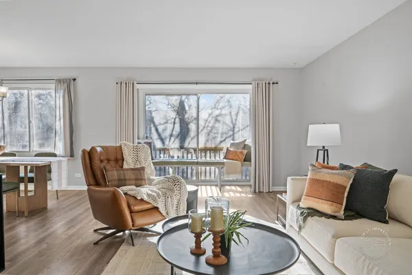 $215,000 | 2924 Roberts Drive, Unit 8, Woodridge, IL 60517