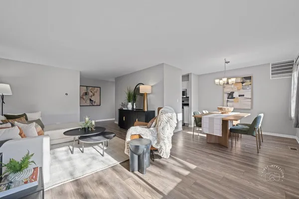 $215,000 | 2924 Roberts Drive, Unit 8, Woodridge, IL 60517