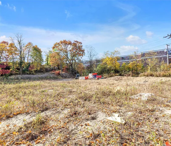 a view of a yard with a building