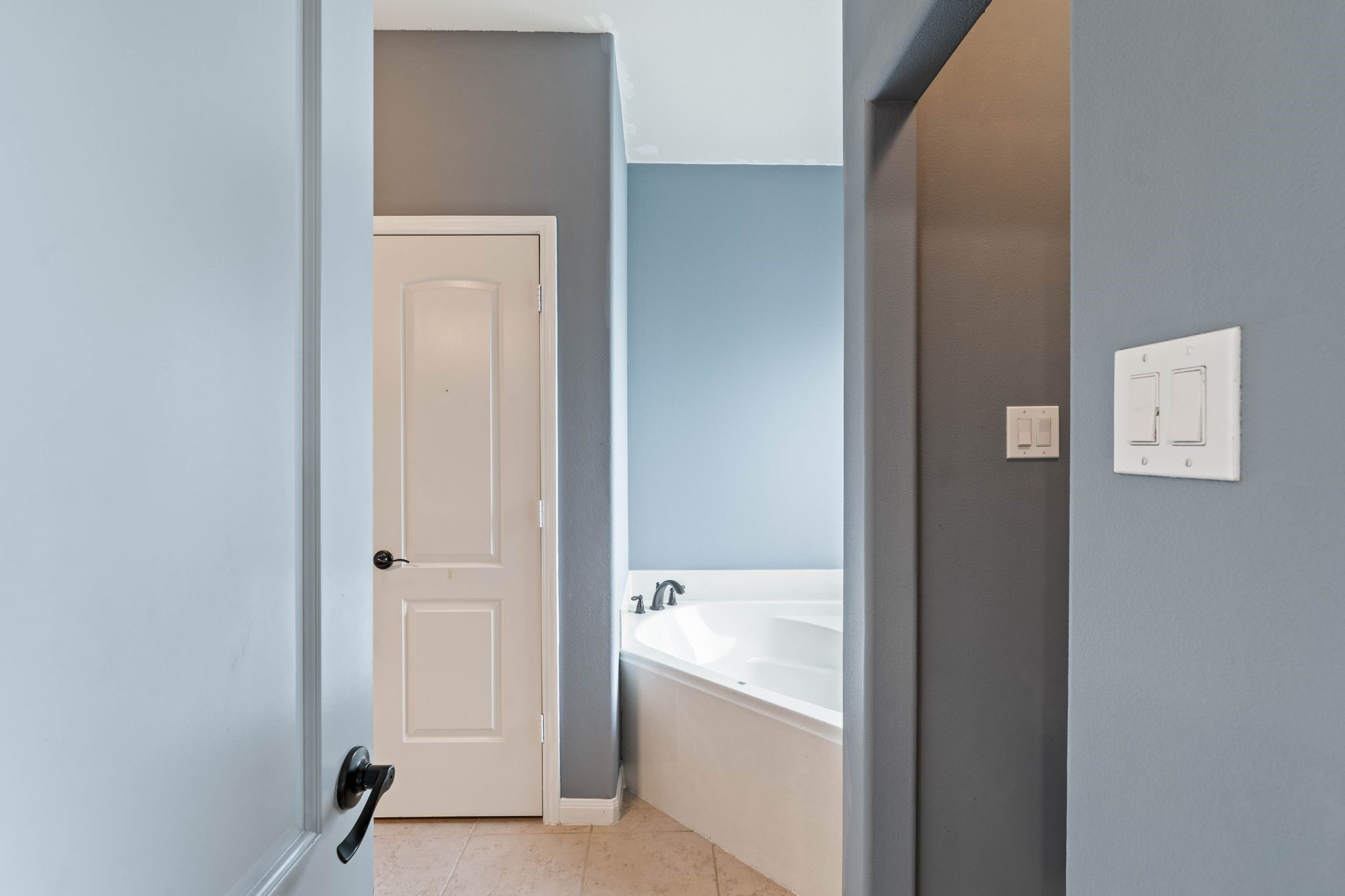 18875 Maverick Ranch Road East Magnolia, TX 77355 - Photo 23 of 45 a bathroom with a bathtub and shower