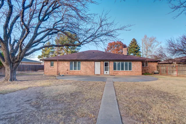 $215,000 | 905 West Jackson Street, Floydada, TX 79235