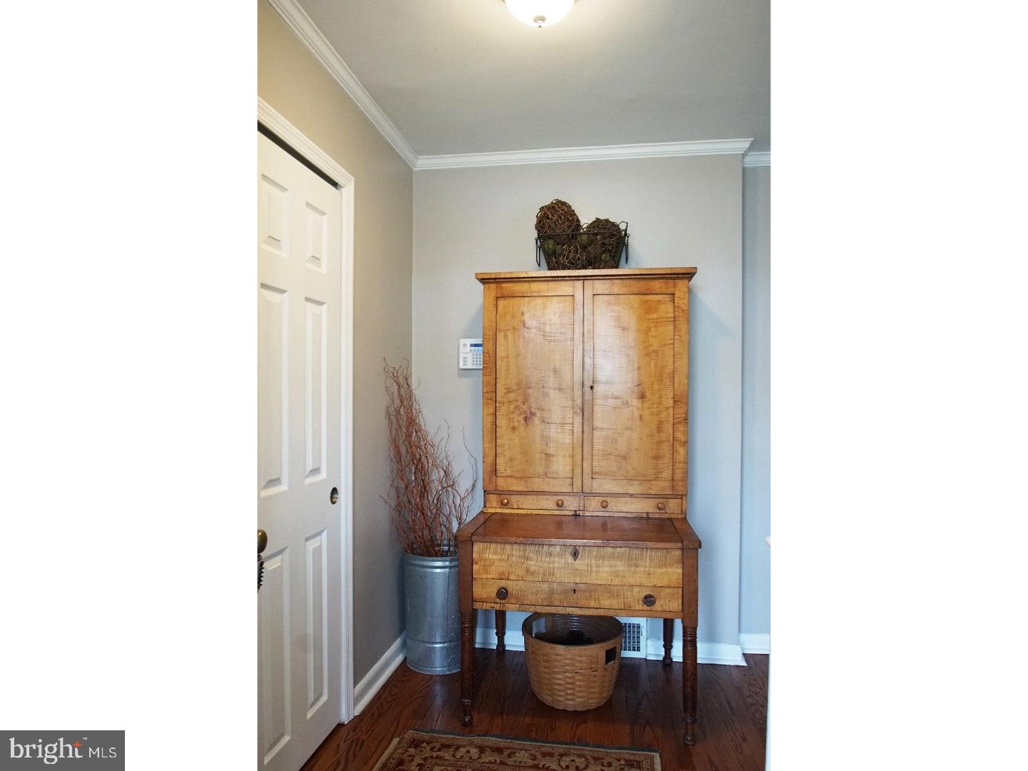 33 Colonial Road Havertown, PA 19083 - Photo 3 of 20 Living Room