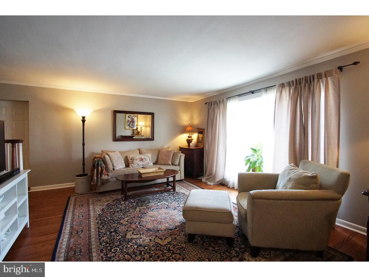 33 Colonial Road Havertown, PA 19083 - Photo 4 of 20 Living Room