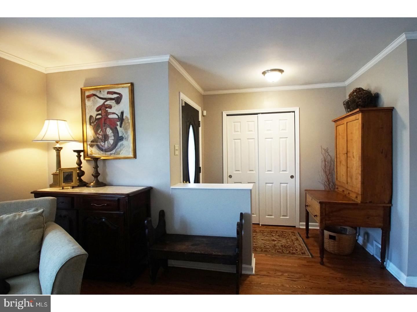 33 Colonial Road Havertown, PA 19083 - Photo 5 of 20 Living Room