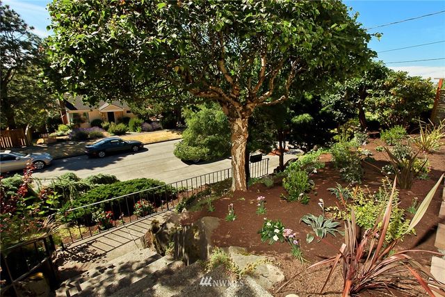 $900,000 | 3808 32nd Avenue West, Seattle, WA 98199