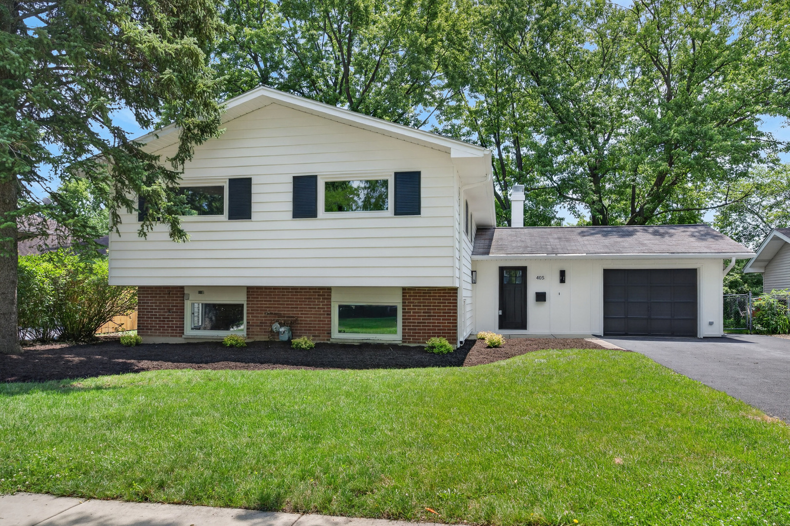 405 West Newport Road Hoffman Estates, IL 60169 - Photo 1 of 30