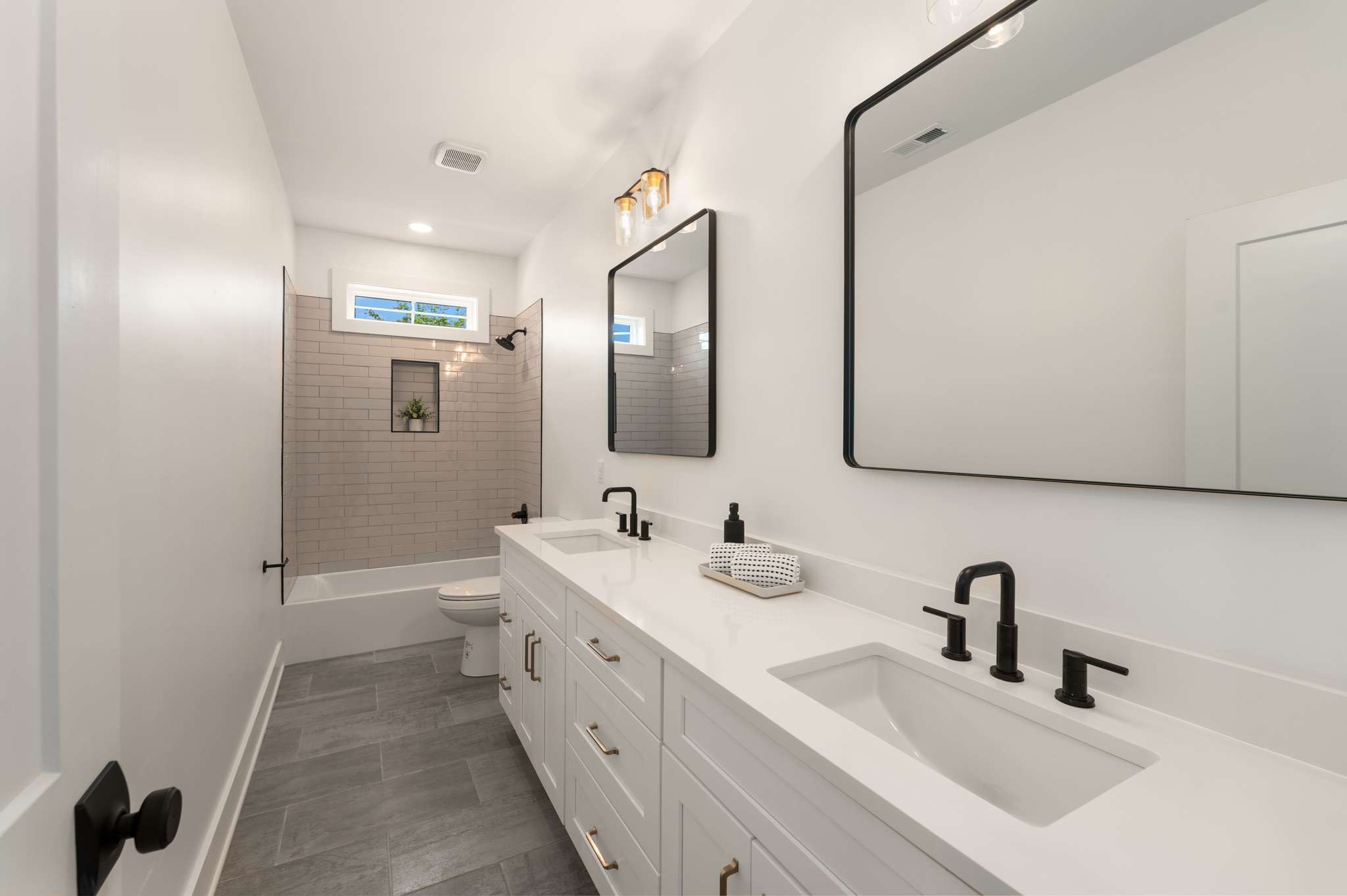 3512 Elkins Avenue Nashville, TN 37209 - Photo 28 of 36 a bathroom with a double vanity sink mirror and bathtub