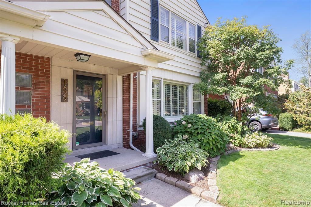 1629 Prestwick Road Grosse Pointe Woods, MI 48236 - Photo 4 of 37