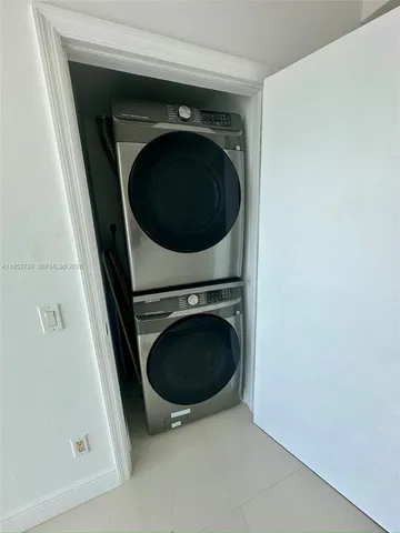 a close up view of a washer and dryer