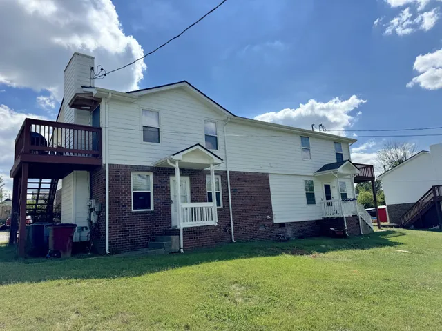 a view of a house with a yard