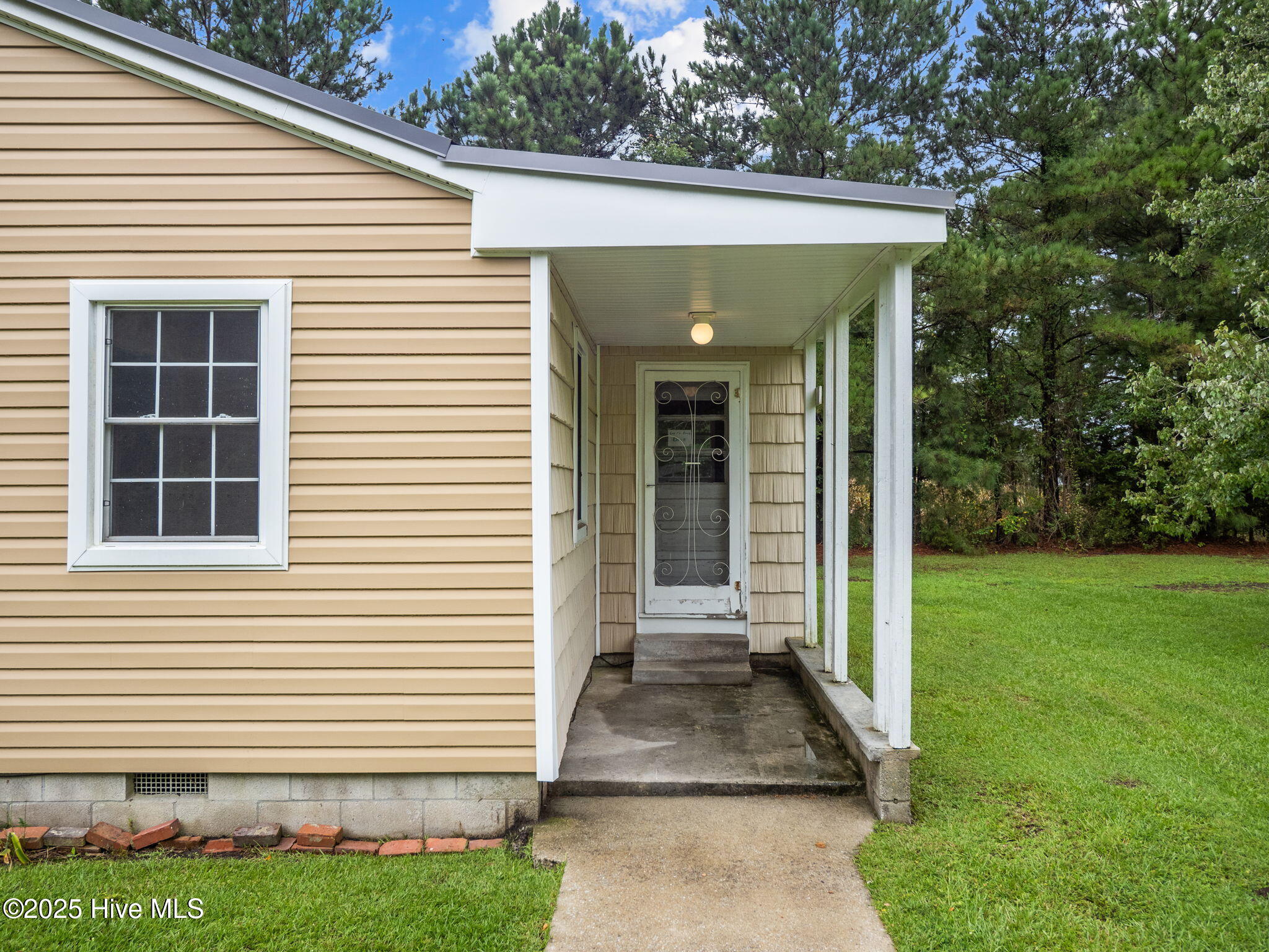 195 Queens Creek Road Swansboro, NC 28584 - Photo 23 of 40 Front door