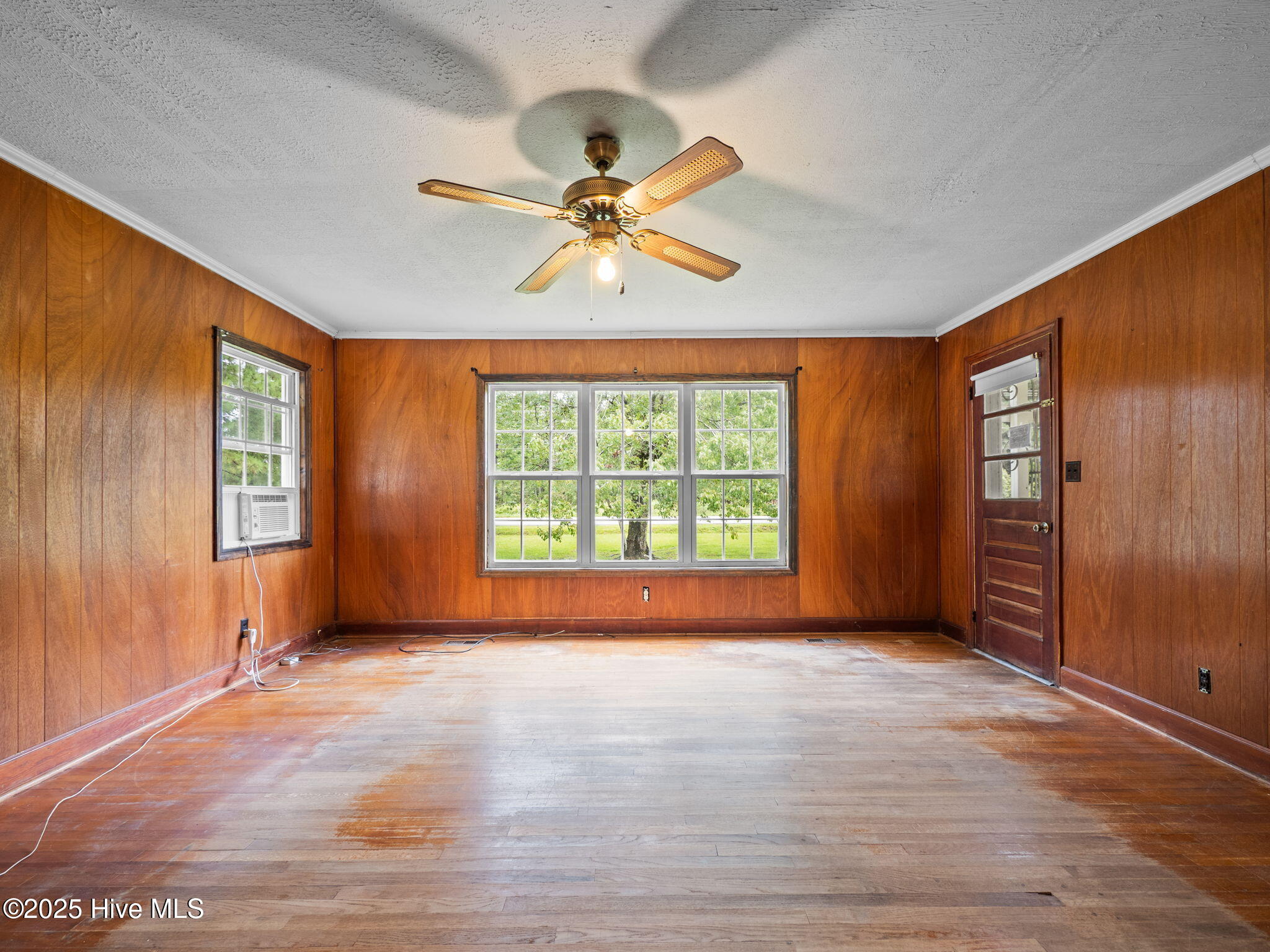 195 Queens Creek Road Swansboro, NC 28584 - Photo 3 of 40 Living room