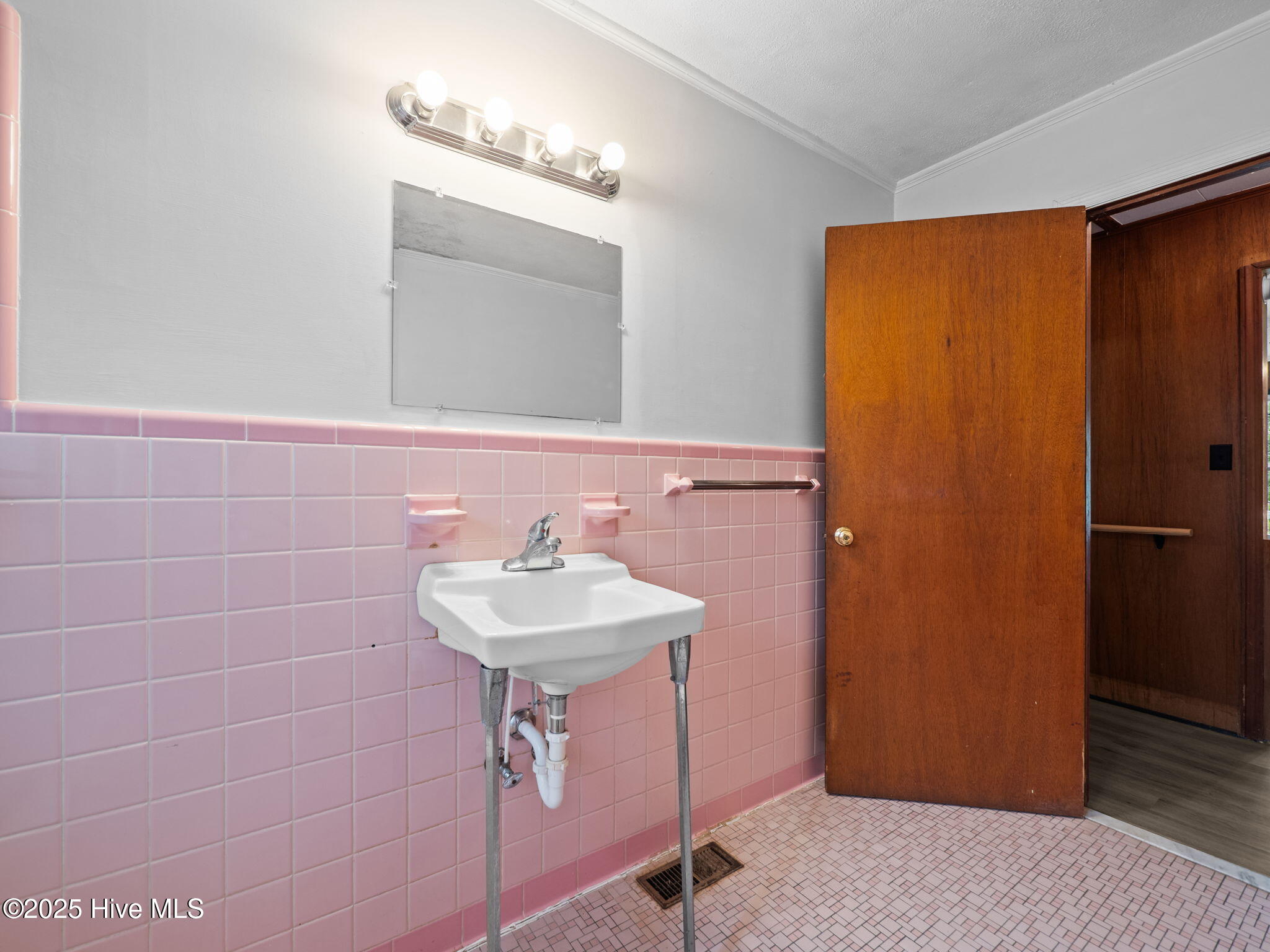 195 Queens Creek Road Swansboro, NC 28584 - Photo 31 of 40 Bathroom