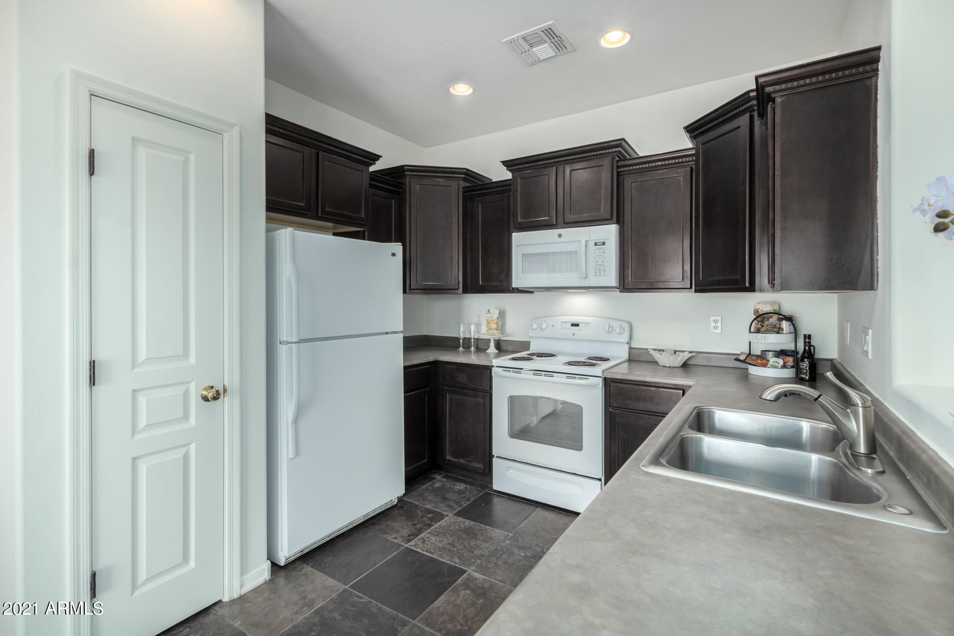 126 East Catclaw Street Gilbert, AZ 85296 - Photo 7 of 22 LOTS OF CABINETS & A PANTRY TOO