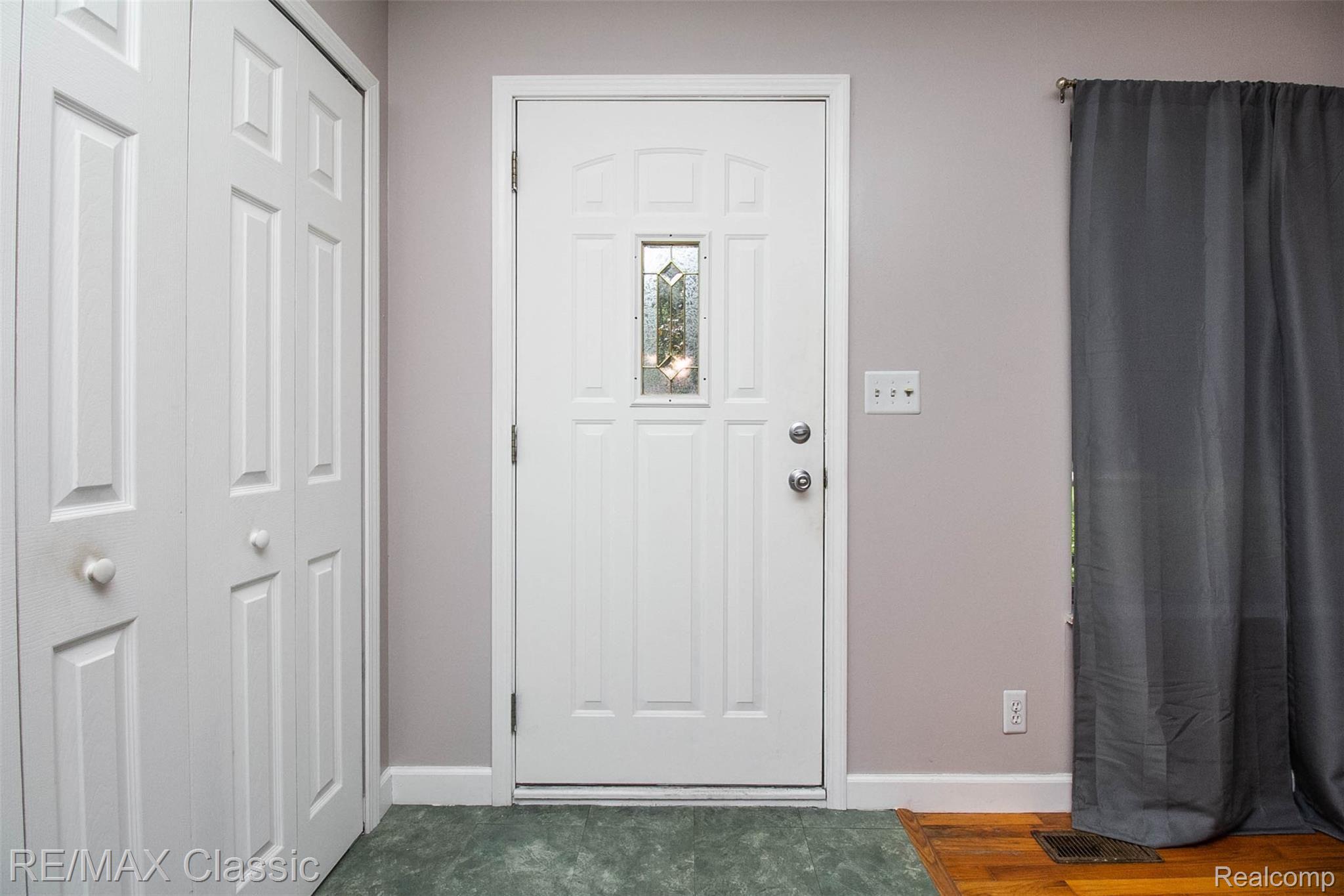 285 South Burkhart Road Howell, MI 48843 - Photo 4 of 31 4.jpg