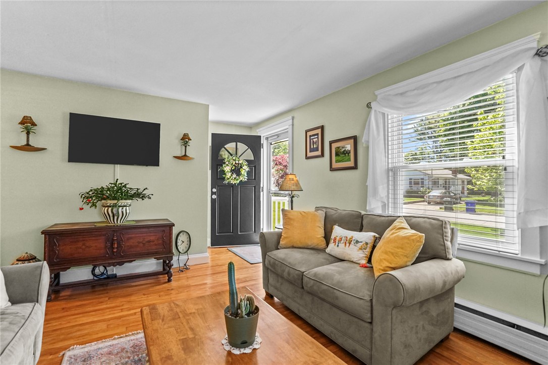 79 Beach Road Bristol, RI 02809 - Photo 4 of 28