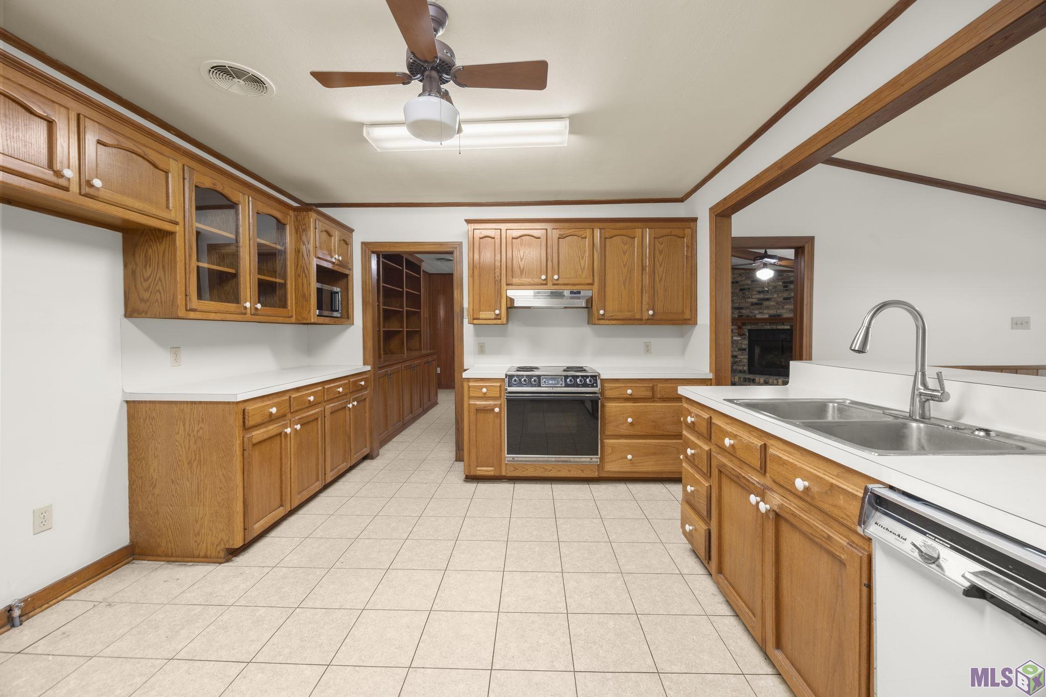 9372 Woodbine Street Baton Rouge, LA 70815 - Photo 8 of 23 Kitchen from Laundry Room