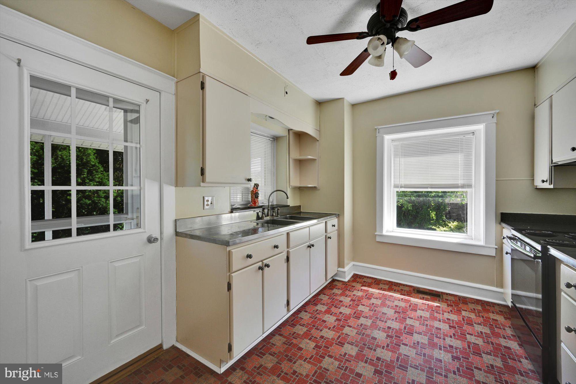 433 Friedensburg Road Reading, PA 19606 - Photo 10 of 26 Kitchen