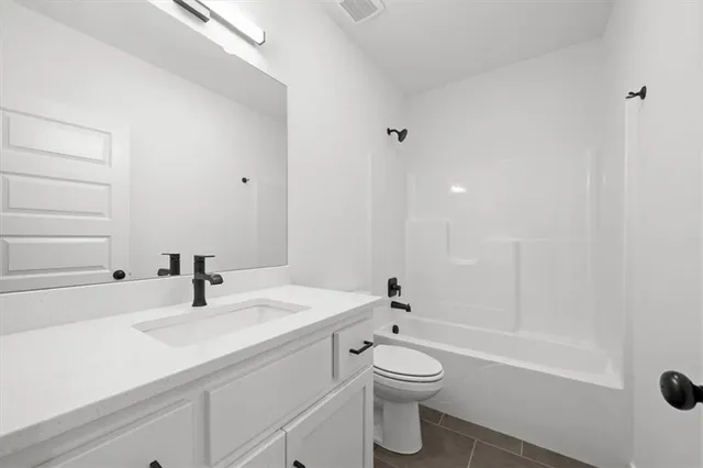 $527,000 | 2615 Southwest Tracker Lane, Lee's Summit, MO 64082