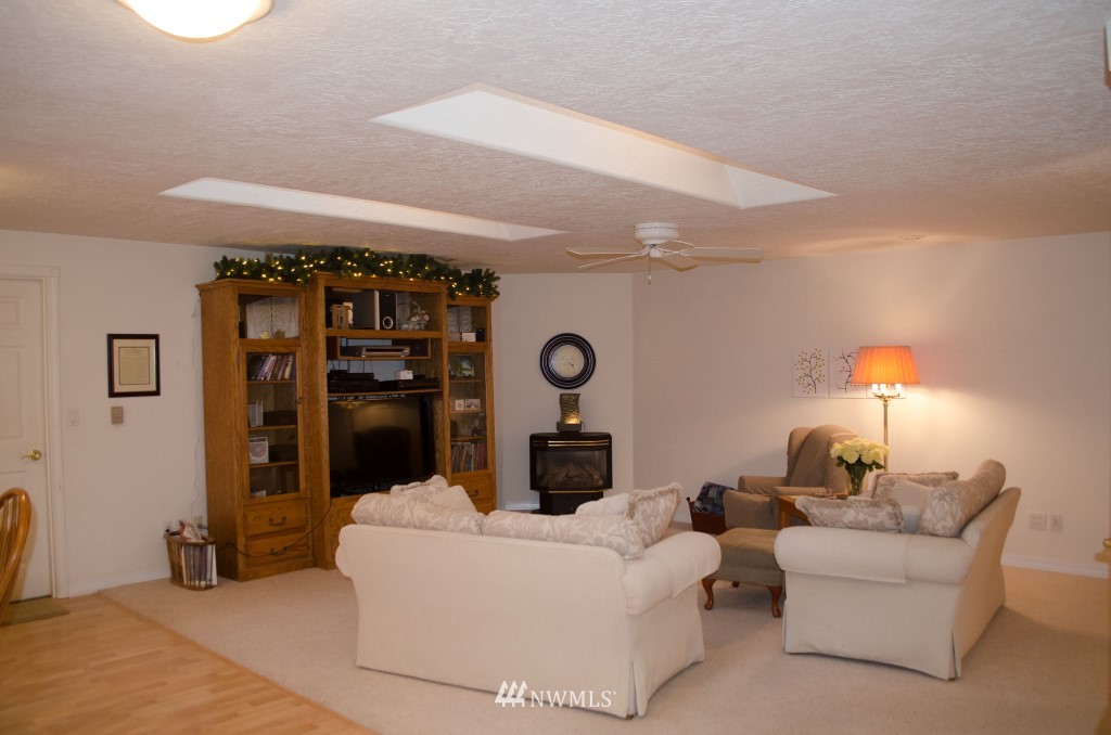 19236 Loganberry Street Southwest Rochester, WA 98579 - Photo 5 of 24