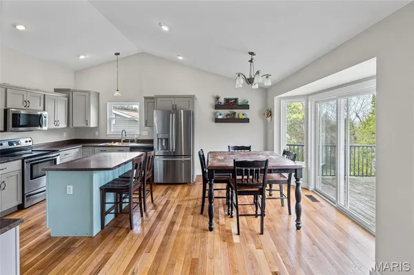 $345,000 | 407 Glen Echo Drive, De Soto, MO 63020